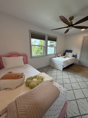 2 bedrooms, iron/ironing board, free WiFi, bed sheets - Charming 2-bedroom farmhouse in delightful Captain Cook with WiFi (Captain Cook)