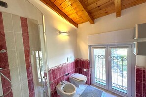 Ducha, secador de pelo, bidet, toallas