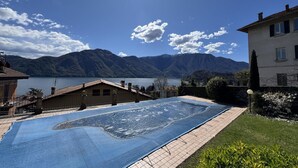 A swimming pool with a view of mountains and a lake. - Ca Del Senior - Pool & Lake View (Azzano)