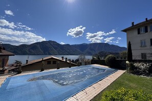 A swimming pool with a view of mountains and a lake. - Ca Del Senior - Pool & Lake View (Azzano)