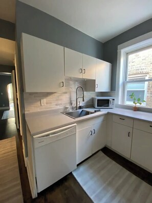 Een microgolfoven, een oven, een kookplaat, een vaatwasser