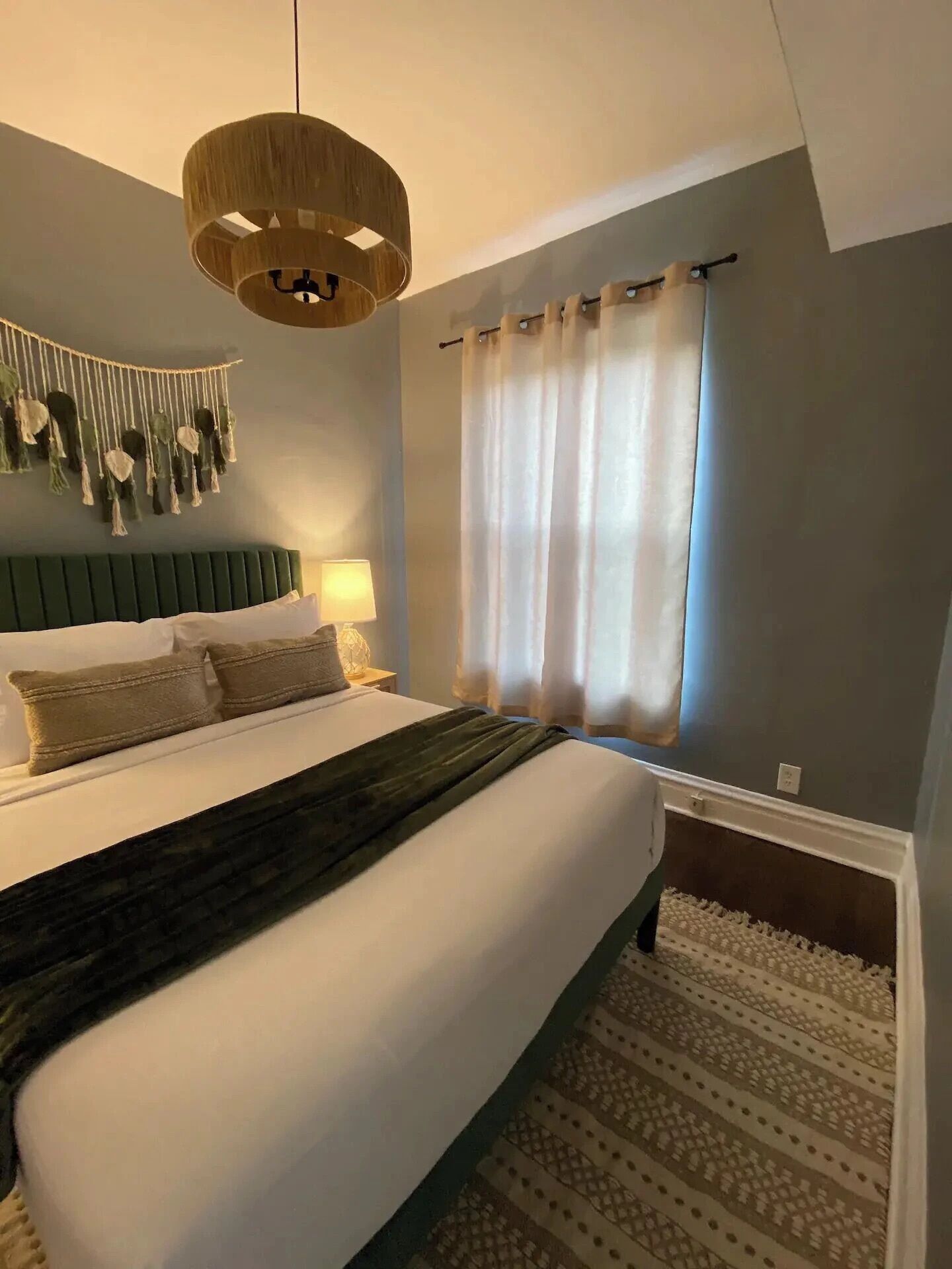 3 habitaciones, tabla de planchar con plancha, wifi y ropa de cama 