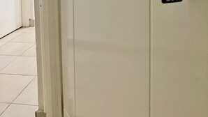 Una puerta con una cerradura y un llavero con una etiqueta que dice "Somerset Gardens Resort 207".
