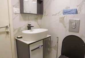 Douche, sèche-cheveux, serviettes fournies, savon