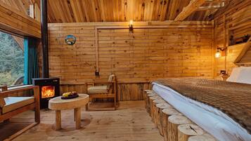 高級樓中樓客房, 2 間臥室, 露台, 山景 | 房內夾萬、手提電腦工作空間、遮光窗簾/窗簾、熨斗/熨衫板