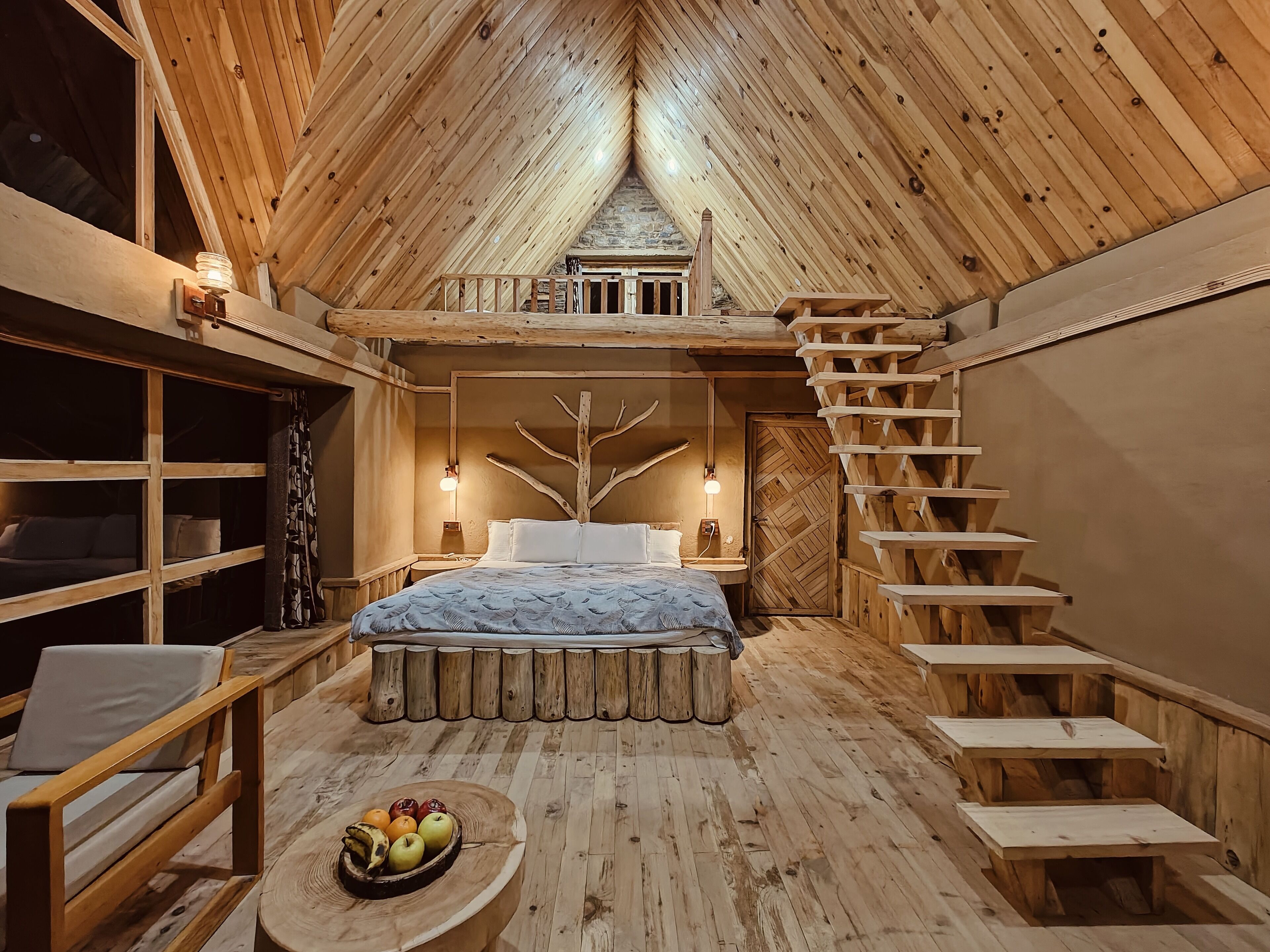 خزنة داخل الغرفة ومساحة عمل للكمبيوتر المحمول وستائر تعتيم ومكواة/لوح كي