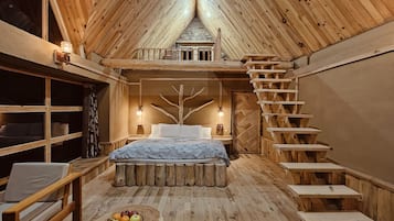 Loftsrom – superior, 2 soverom, terrasse, fjellutsikt | Safe på rommet, skrivebord for bærbar PC og blendingsgardiner