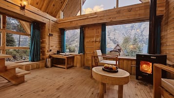 Superior Cabin, 2 Bedrooms, Patio, Mountain View | Interior