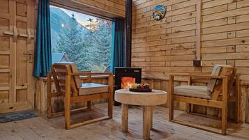 高級樓中樓客房, 2 間臥室, 露台, 山景 | 房內夾萬、手提電腦工作空間、遮光窗簾/窗簾、熨斗/熨衫板