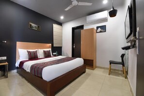 Deluxe Room | Premium bedding, free WiFi, bed sheets - Hotel City Empire (New Delhi)