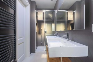 Shower, hair dryer, towels - w* | Elegant Stay in the Heart of Florence (Firenze)