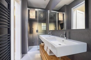 Suihku, hiustenkuivaaja, pyyhkeet