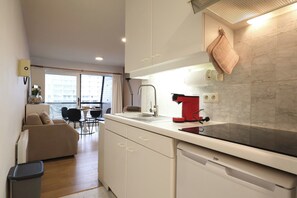 Fridge, microwave, oven, coffee/tea maker