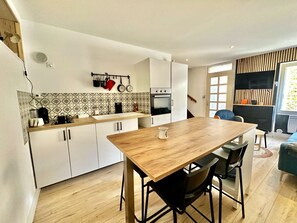 Fridge, microwave, oven, coffee/tea maker - Josephine's house, 200m from the beach (Saint-Aubin-sur-Mer)
