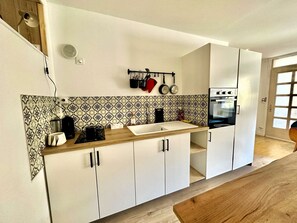 Fridge, microwave, oven, coffee/tea maker