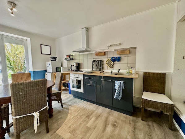 Kühlschrank, Mikrowelle, Ofen, Wasserkocher mit Kaffee-/Teezubehör