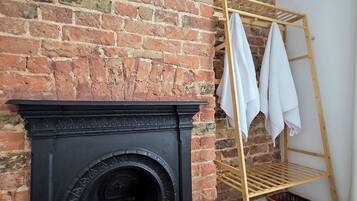 2 bedrooms, iron/ironing board, internet, bed sheets