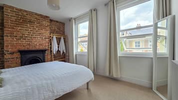 2 bedrooms, iron/ironing board, internet, bed sheets