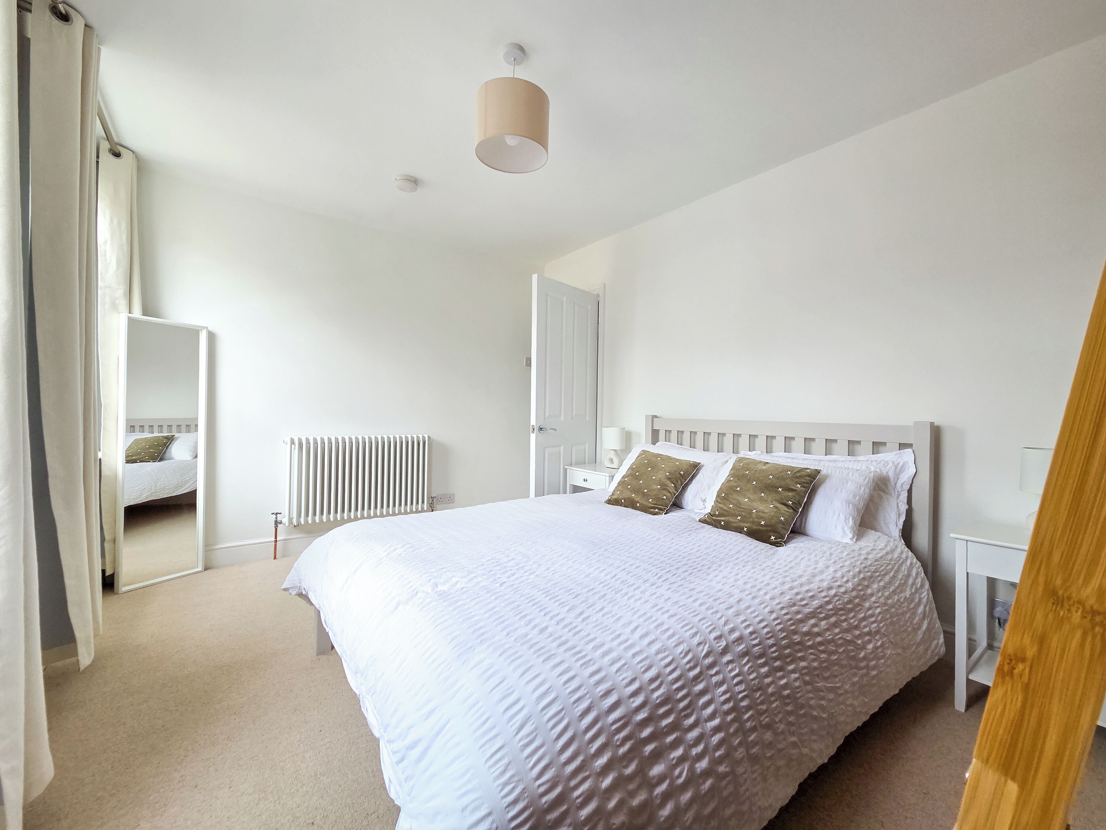 3 bedrooms, iron/ironing board, internet, bed sheets