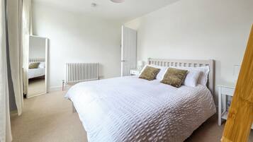 2 bedrooms, iron/ironing board, internet, bed sheets
