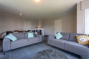 Smart TV - Spacious Seaside Villa in Oostduinkerke (Oostduinkerke)