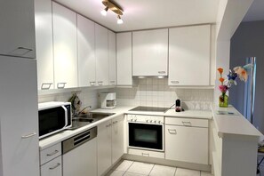 Frigorifero, microonde, forno, piano cottura