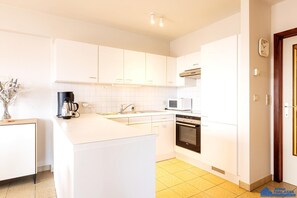 Jääkaappi, mikroaaltouuni, uuni, liesi