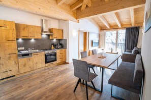 Ofen, Herdplatte, Geschirrspüler, Wasserkocher mit Kaffee-/Teezubehör