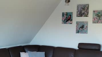 Fernseher, Kamin, Bücher