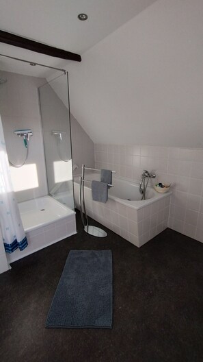 Hair dryer, soap, toilet paper - Vacations in a cozy half-timbered house (Dörentrup)