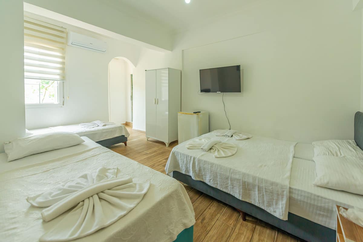 Familie suite, balkon | 1 slaapkamer, luxe beddengoed, een minibar met enkele gratis items