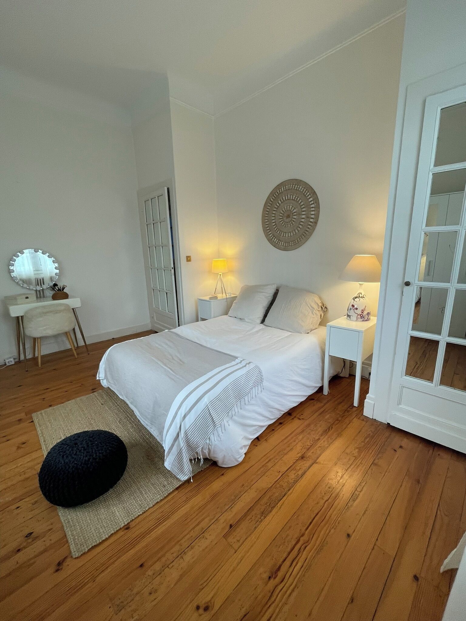 4 habitaciones, escritorio y tabla de planchar con plancha 