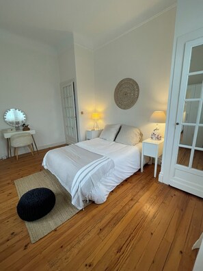 4 soverom, skrivebord, strykejern/-brett og reiseseng for barn