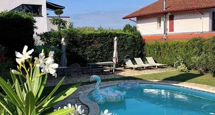 Remarkable Neo Basque house, Bayonne town center, 800m² heated swimming pool