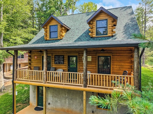 Main Channel Lots of Water. Escape to The Getaway at Pine Haven — a spotless log cabin on Smith Mountain Lake where every bedroom has its own en-suite bath. Enjoy lake views, a stocked kitchen, fire pit, pool table, and dock access.