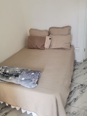 8 quartos, ferros/tábuas de passar roupa, Wi-Fi, roupa de cama