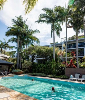 Utendørsbasseng og et oppvarmet basseng