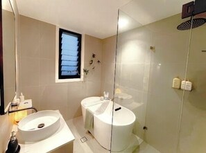 Bruser, miljøvenlige toiletartikler, hårtørrer, håndklæder