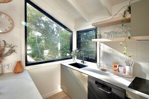 Een koelkast, een oven, een kookplaat, een vaatwasser