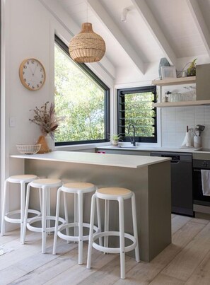 Kjøleskap, ovn, kokeplater og oppvaskmaskin