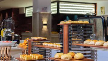 Desayuno con opciones de la cocina local incluido todos los días
