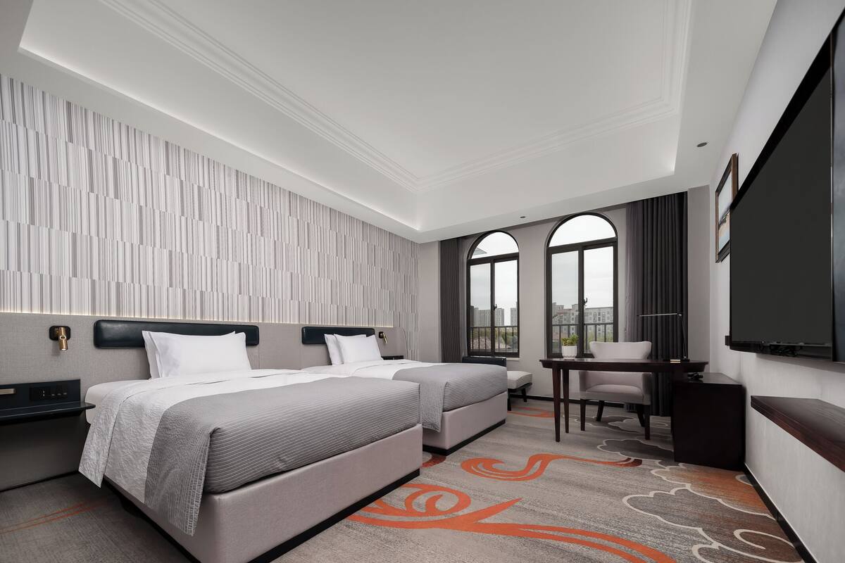 Premium bedding, down comforters, in-room safe, blackout drapes