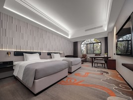 Quarto duplo conforto, vista para o jardim | Cofres nos quartos, cortinas blackout, ferros/tábuas de passar roupa