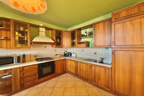 Family House, Multiple Bedrooms (Pianello Bellavista) | Private kitchen