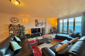 Casa familiar, varias habitaciones (Pianello Bellavista) | Área de sala de estar | Televisión de 21 pulgadas con canales vía satélite