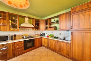 Familienhaus, 5 Schlafzimmer, Balkon (Pianello Bellavista) | Eigene Küche