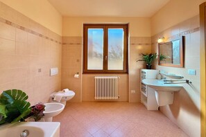 Casa familiar, varias habitaciones (Pianello Bellavista) | Baño | Tina y regadera independientes, secadora de cabello, bidet, toallas