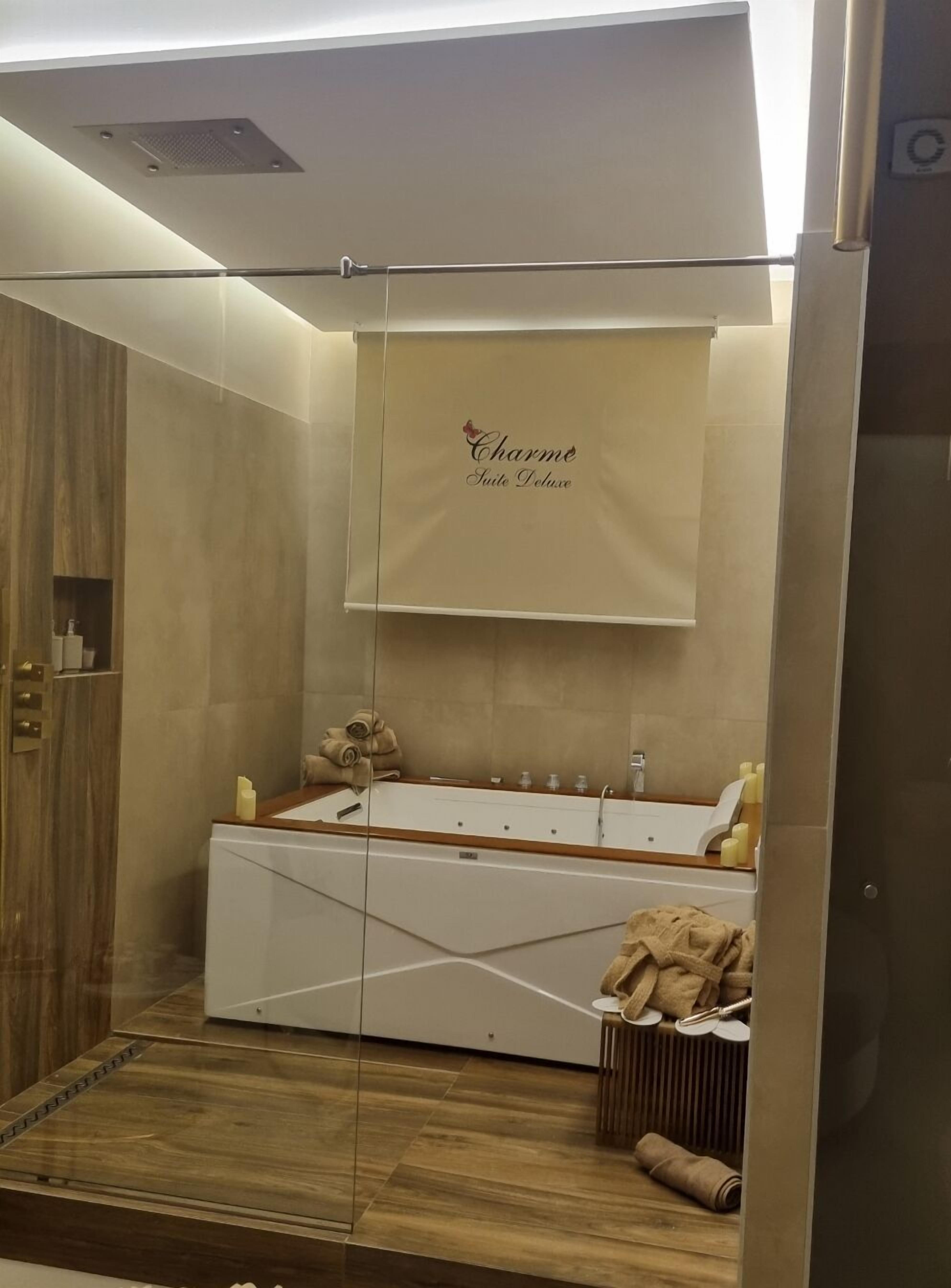 Asciugacapelli, asciugamani, sapone, shampoo