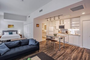 Una televisión, una oficina