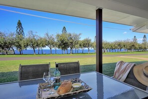 Front Entertaining Area - Just come, relax and forget about the world in this oceanfront oasis (Bundaberg)